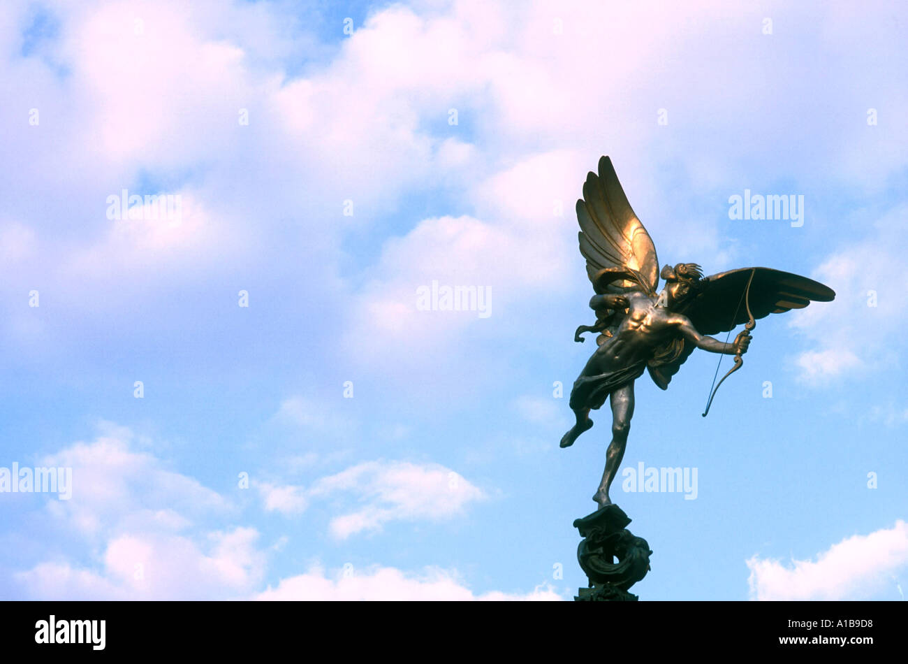 Die Statue des Eros, der griechische Gott der Liebe, errichtet im Jahre 1892 in Erinnerung an den Earl of Shaftesbury Piccadilly Circus London England Stockfoto