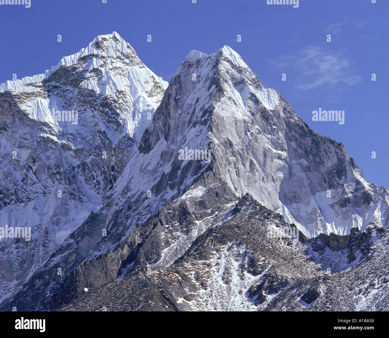 Die schneebedeckten Gipfel der Ama Dablam Blick nach Süden vom Heck des Khumbul-Gletschers im Himalaya Nepal Asien T Laird Stockfoto