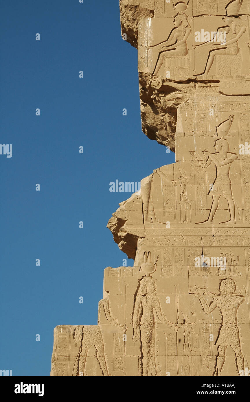 Detail des "Tores von Domitian und Trajan" am nördlichen Eingang des Dendera oder Dendara Hathor Tempels in der Provinz Qena Ägypten Stockfoto