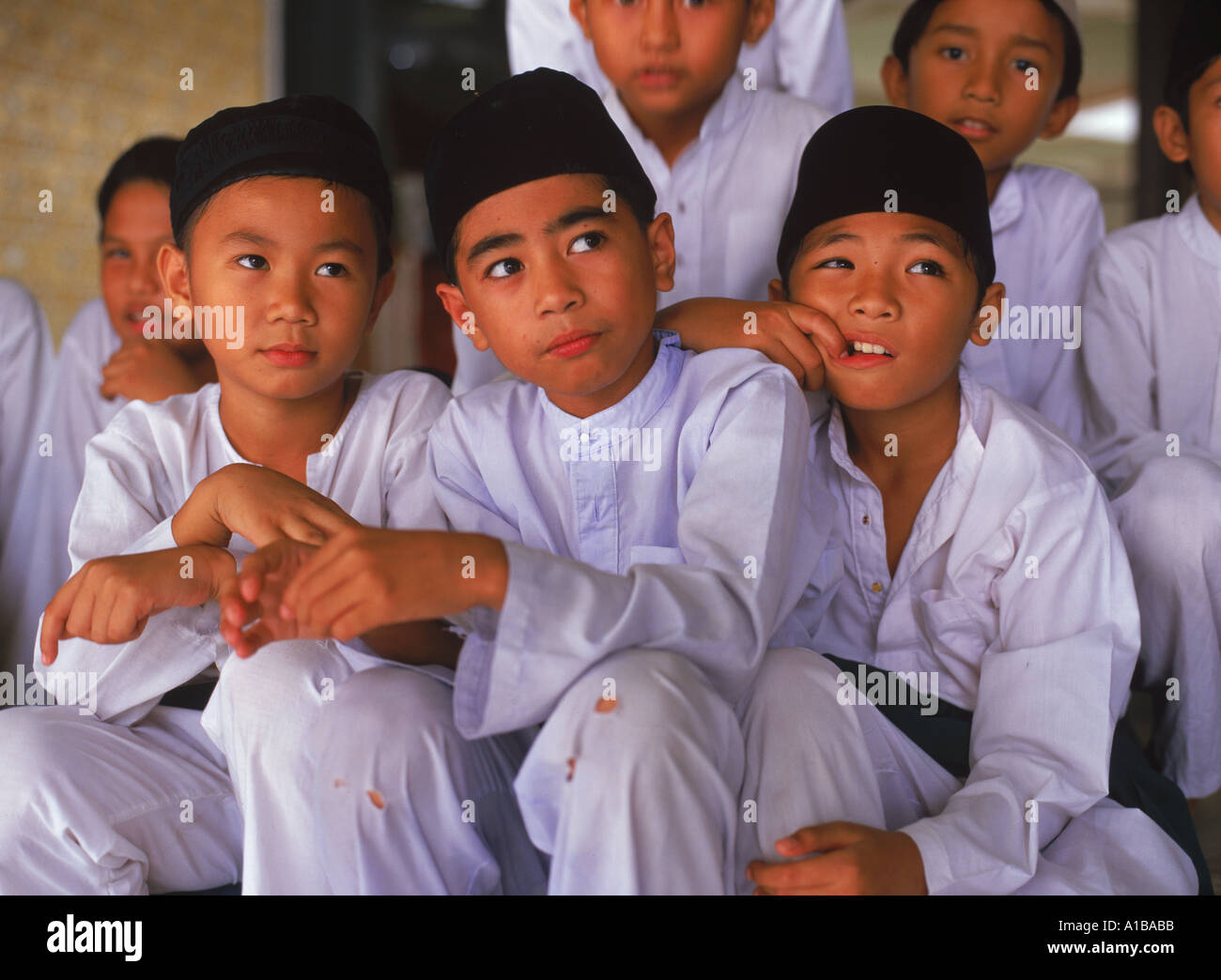 Porträt einer Gruppe von Schülern in einer Moschee für Religionsunterricht in Kota Kinabalu Sabah Malaysia Asien R Ashworth Stockfoto