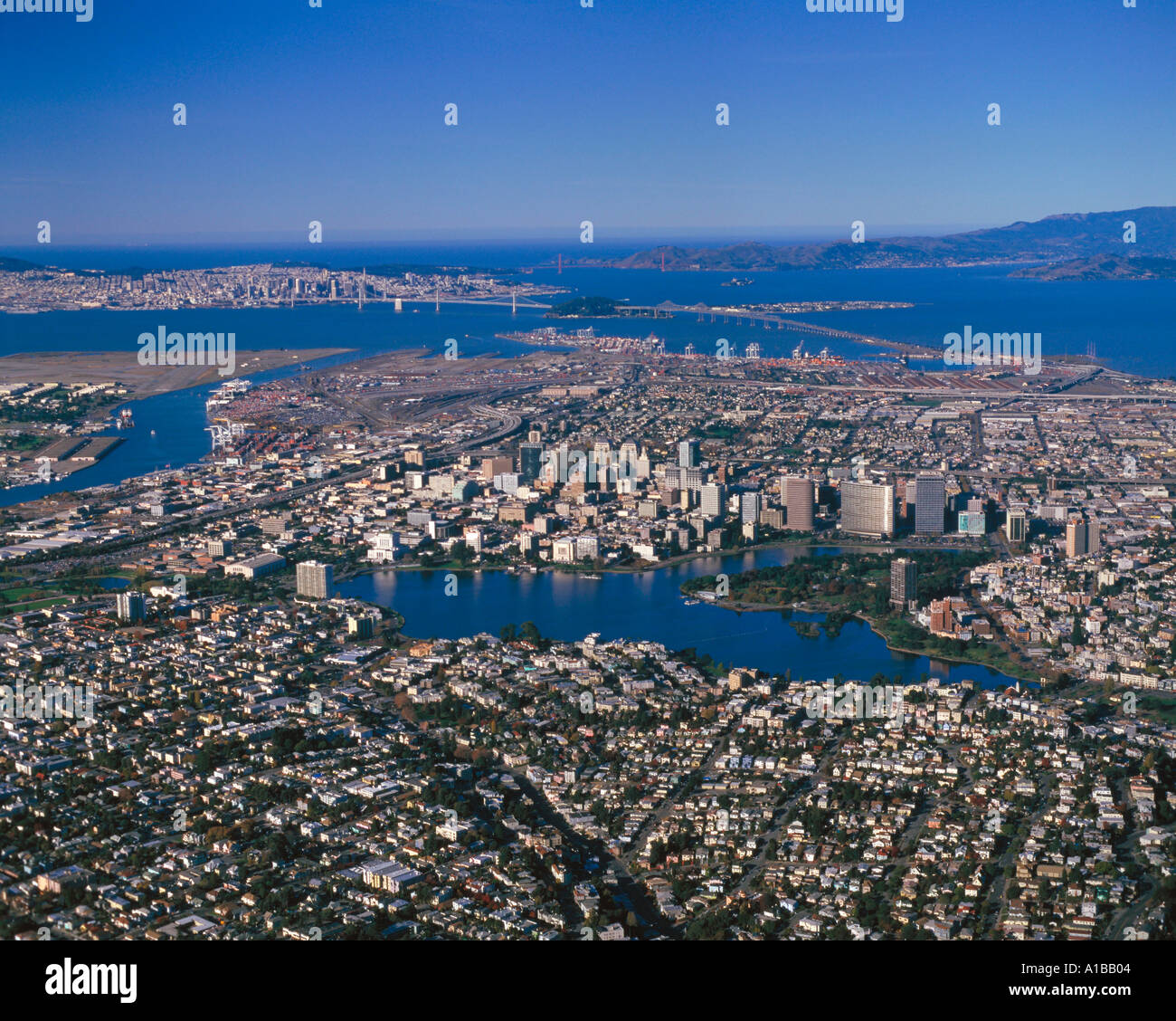 Aerial Überblick über Oakland, Kalifornien und Lake Merritt in Richtung San Francisco Stockfoto
