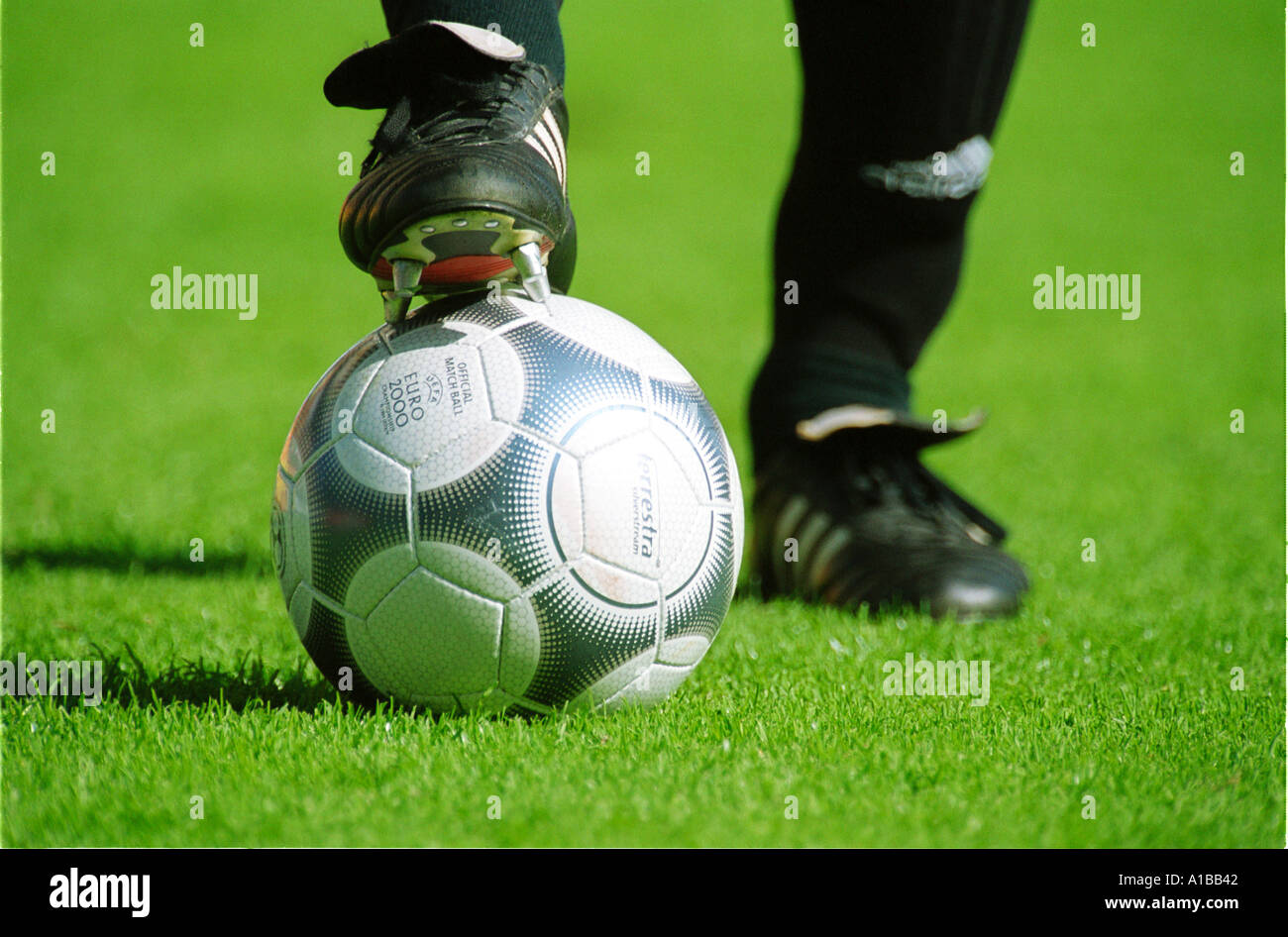 Fußball Spieler s Fuß auf einem Fußball Stockfoto
