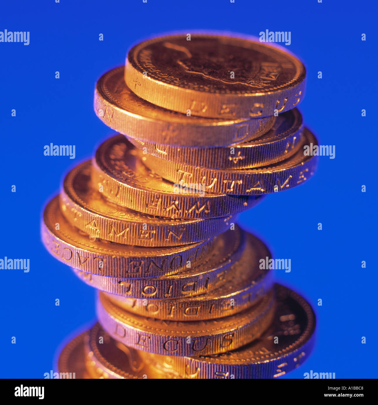 Haufen von Münzen auf blauem Hintergrund Stockfoto