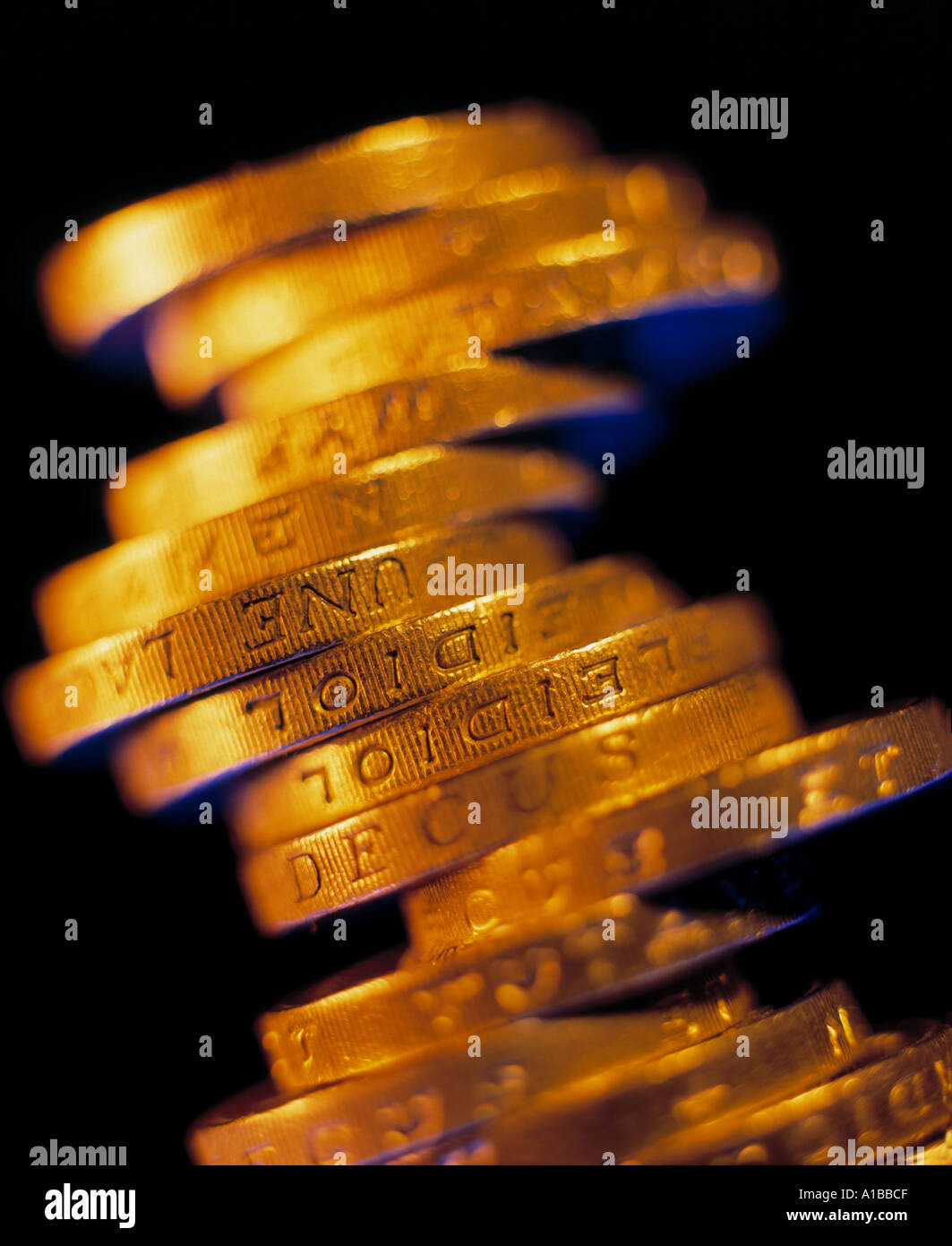 Stapel Stapel der Münzen vor schwarzem Hintergrund Stockfoto