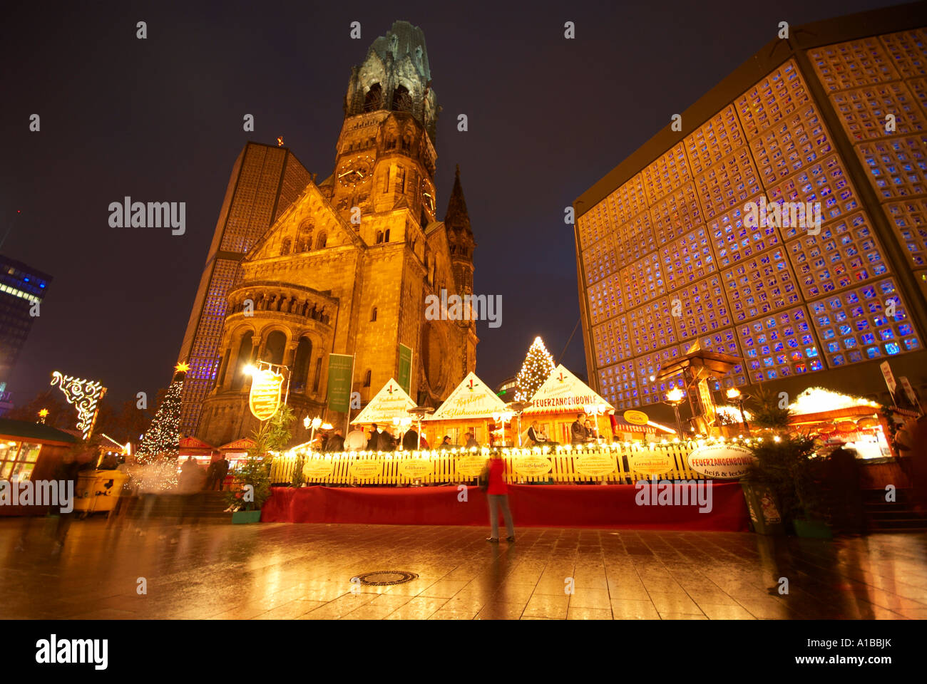 Die Weihnachtsmärkte und Baum von der KaiserWilhelmGedächtniskirche Berlin Deutschland