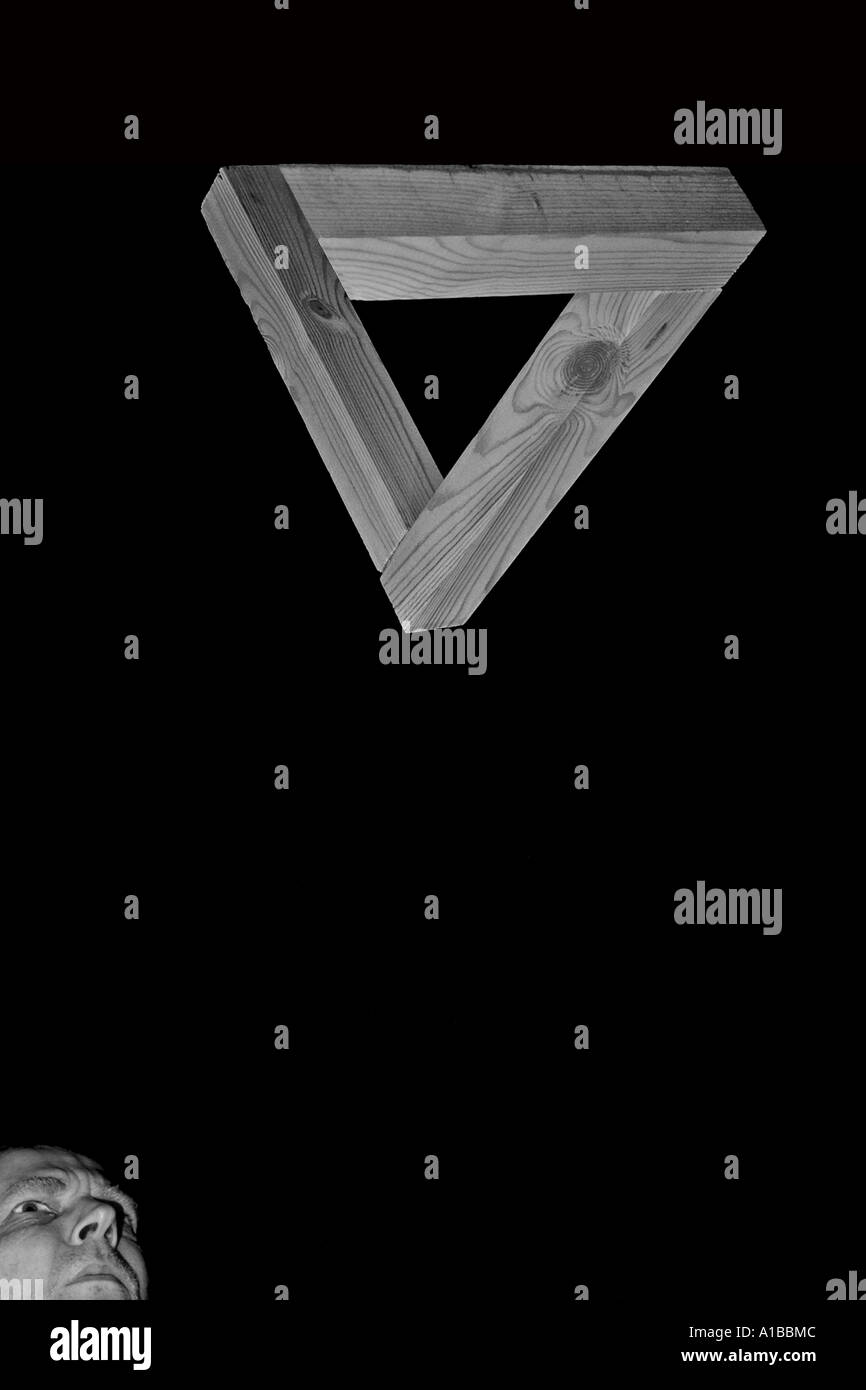 "Unmöglichkeit in seiner reinsten Form" (Roger Penrose) A Dreieck, das in der 3D-Welt vom Fotografen gebaut existieren kann. Stockfoto