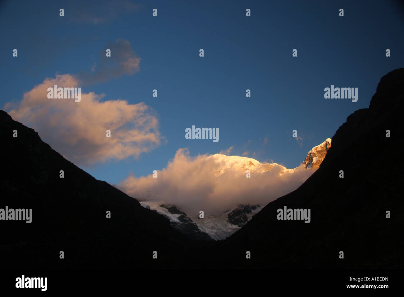 Jhomolhari, Bhutan das zweite höchster Berg ist in Wolken gehüllt, wie es von der ersten Morgensonne berührt wird. Stockfoto