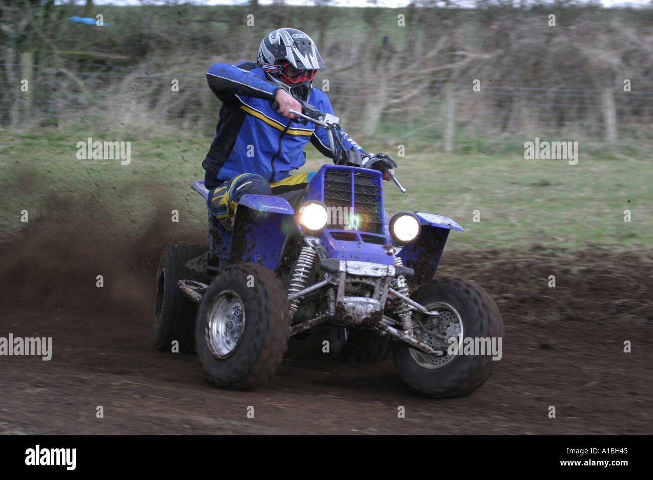 Quad Racer in Aktion auf blau Quad-Bike mit Scheinwerfer leuchten außen Ballymena County Antrim-Nordirland Stockfoto