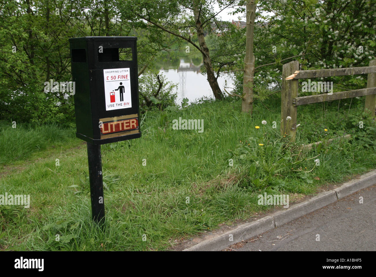 Abfallbehälter und Stadt See mit gebrochenen gefährlich Schutzzaun in Belfast, Northern Ireland Stockfoto