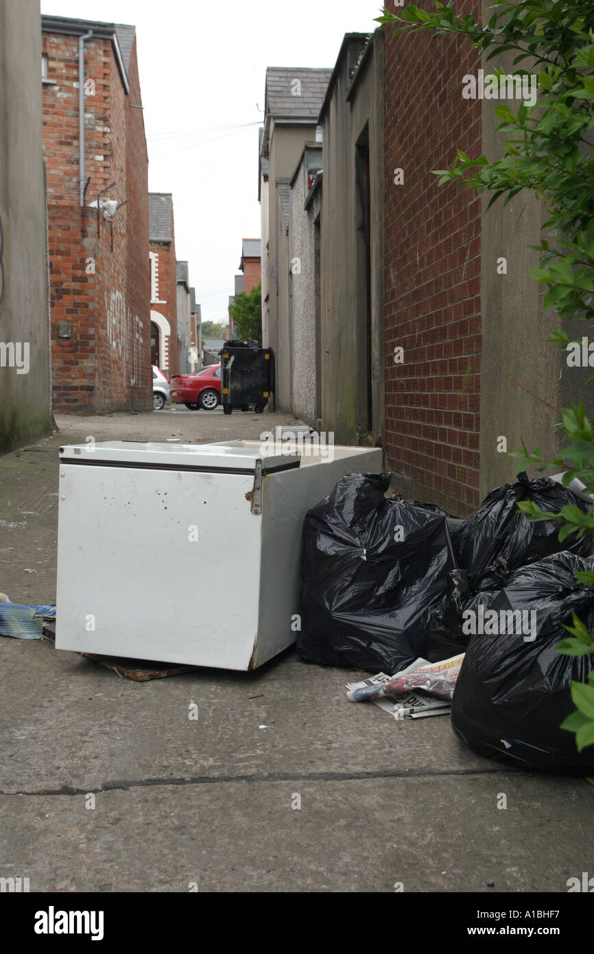 Abfall und Müll in den Gassen im Heiligen Land Belfast Nordirland Stockfoto