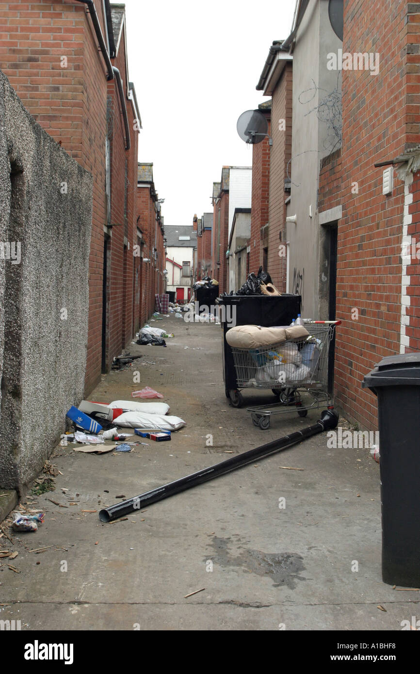 Abfall und Müll in den Gassen im Heiligen Land Belfast Nordirland Stockfoto