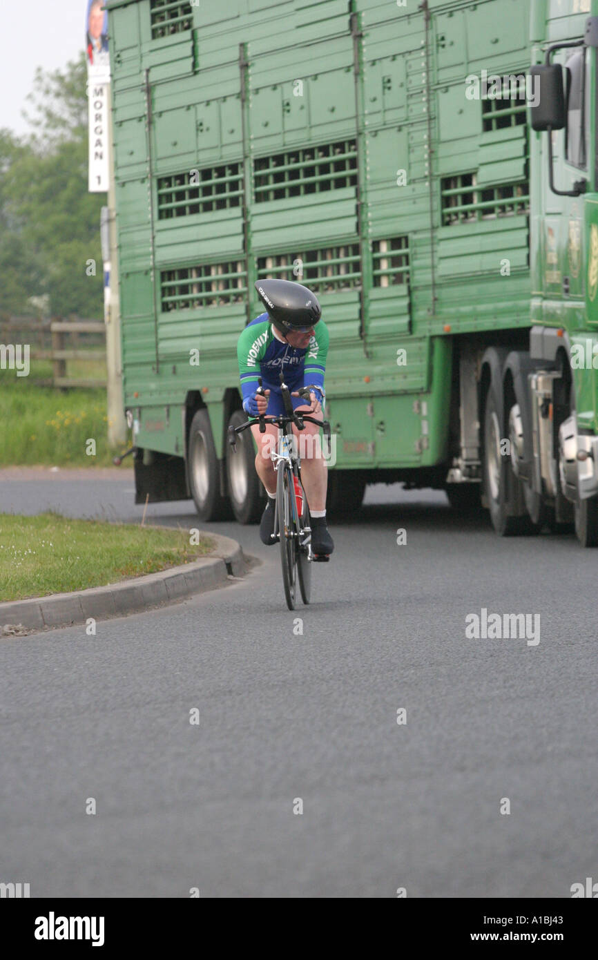 Zeit Testversion Radfahrer folgen oder Transporter Moira Tt Nutts Ecke Kreisverkehr Grafschaft Antrim betrachten Nordirland Stockfoto