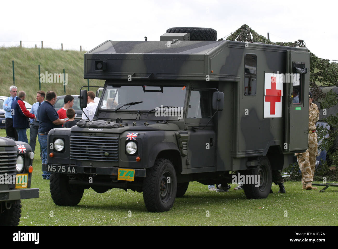 Britische Armee Territorial Army Krankenwagen Landrover Defender Anzeige auf Portrush West Strand County Antrim Northern Ireland Stockfoto