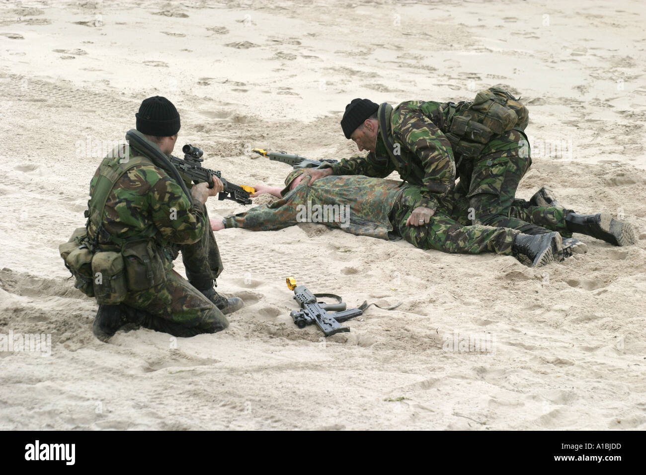 Royal Irish Regiment RIR Soldaten Suche eroberte feindliche Soldaten während mock Strand Angriff Ausbildung Portrush Stockfoto