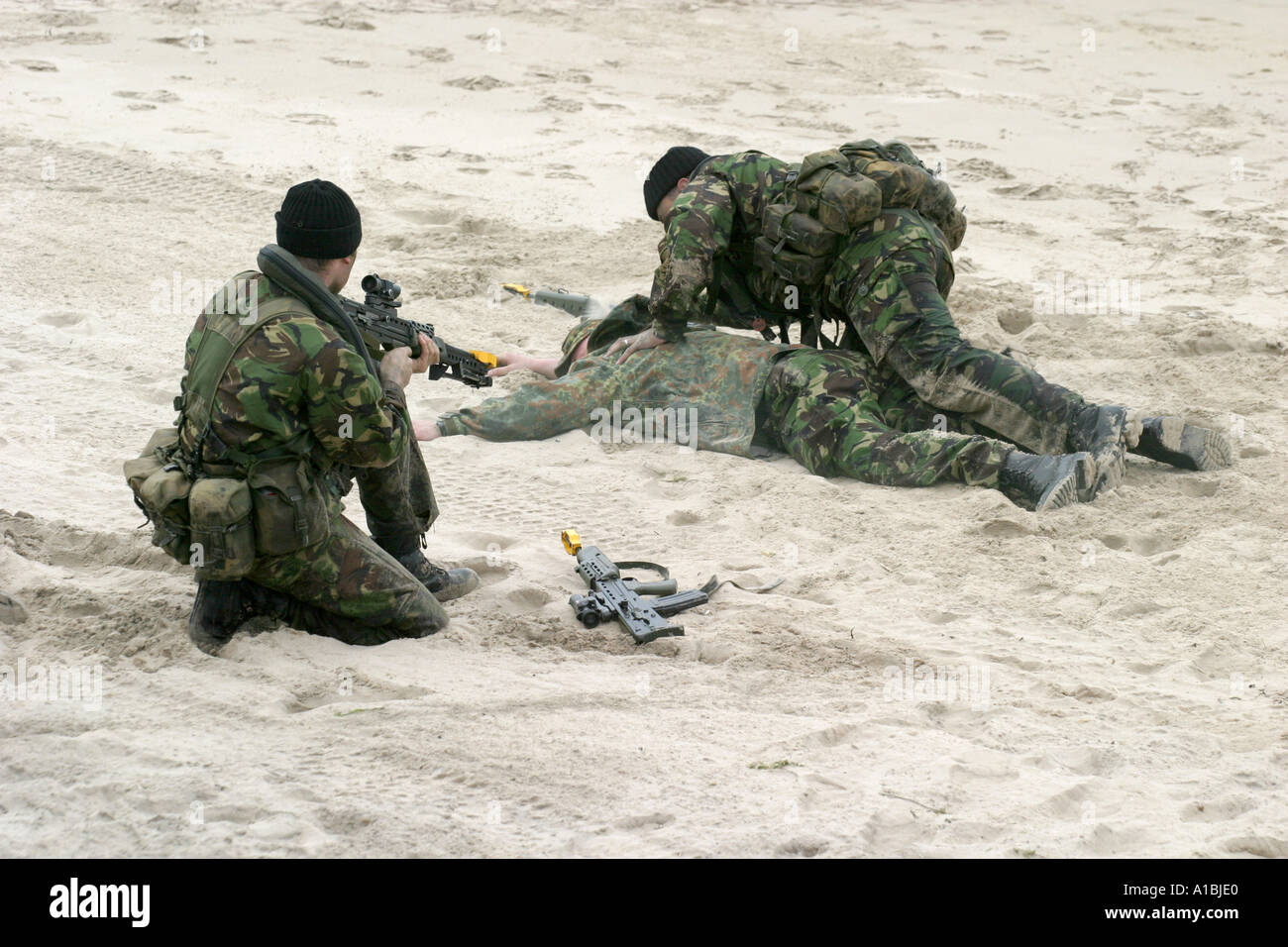 Royal Irish Regiment RIR Soldaten Suche eroberte feindliche Soldaten während mock Strand Angriff Ausbildung Portrush Stockfoto