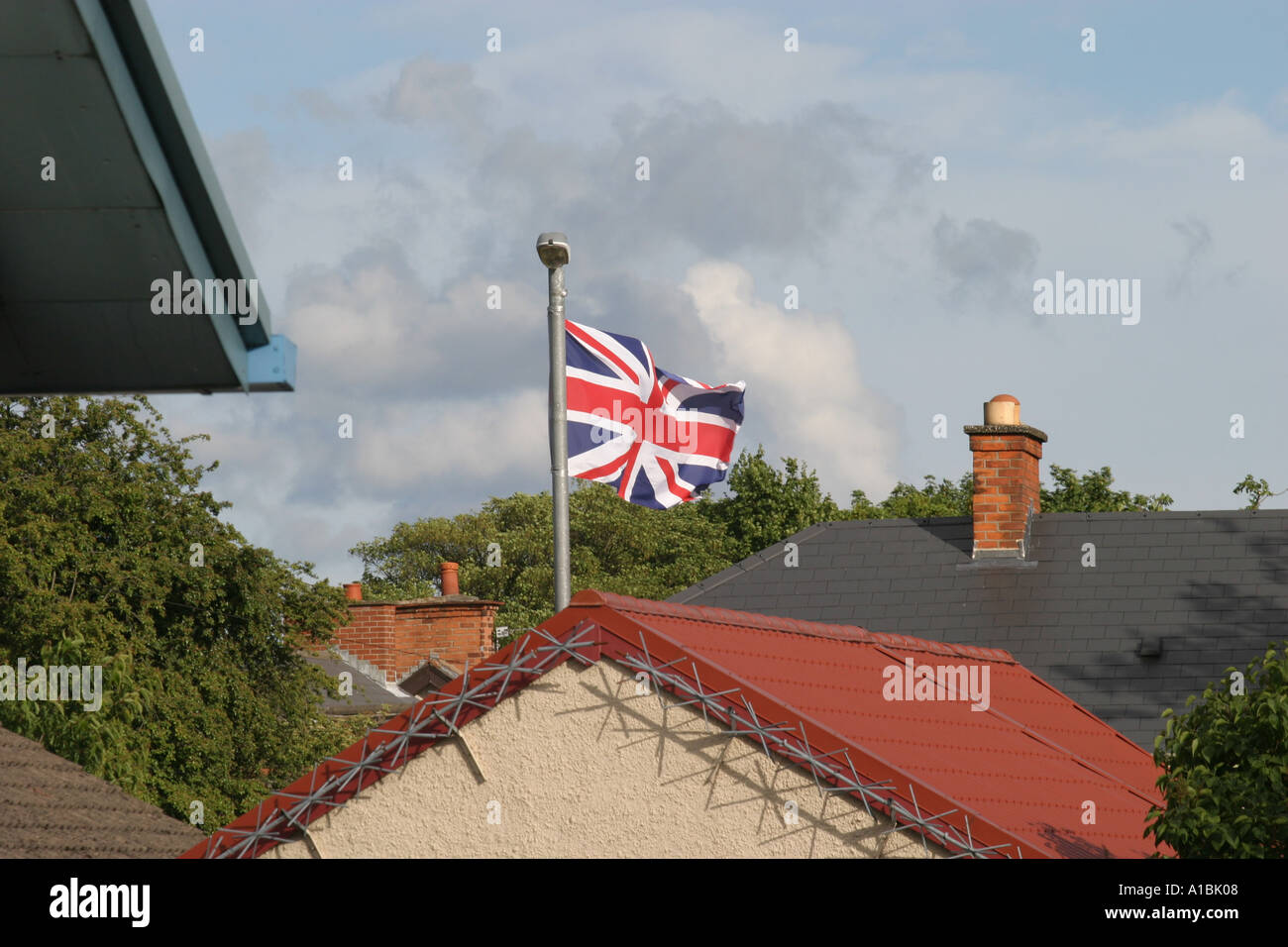 Anschluß-Markierungsfahne fliegen Loyalist Bereich sichtbar von Ardoyne Shops bei strittigen Loyalist Orange band Parade Tour des Nordens Stockfoto Anschluß-Markierungsfahne fliegen Loyalist Bereich sichtbar von Ardoyne Shops bei strittigen Loyalist Orange band Parade Tour des Nordens Stockfoto