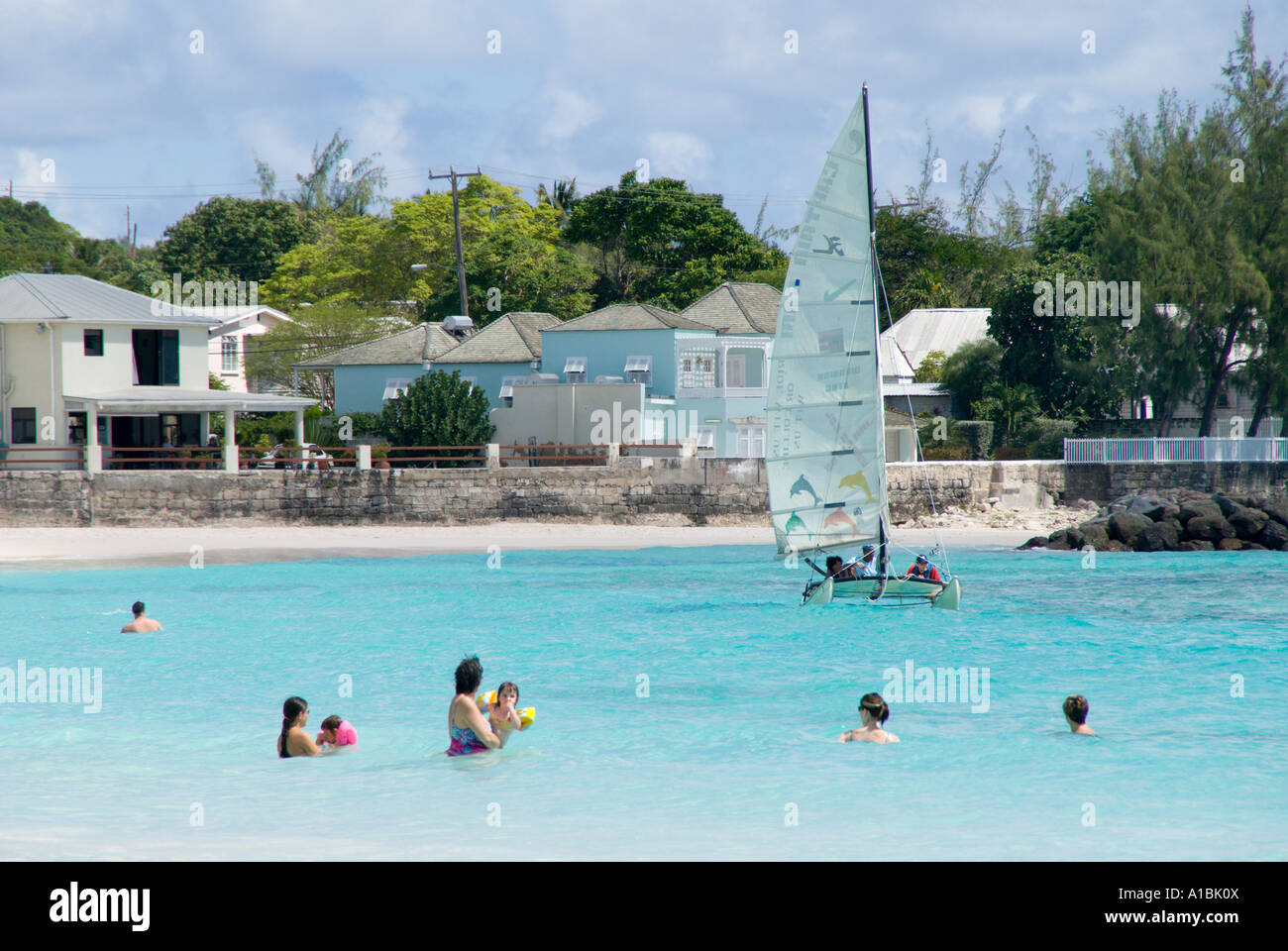 Barbados Badegäste und ein Sailboarder am Maxwell in der Nähe von Oistins Stockfoto