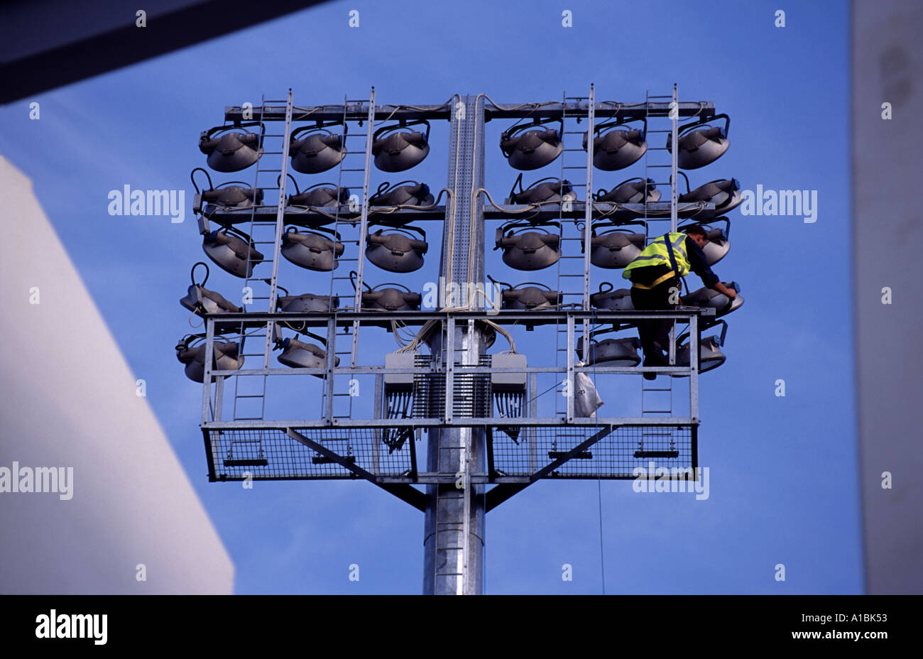 Elektriker Ajusting Scheinwerfern an Portman Road Fußball Boden, Ipswich, Suffolk, UK. Stockfoto