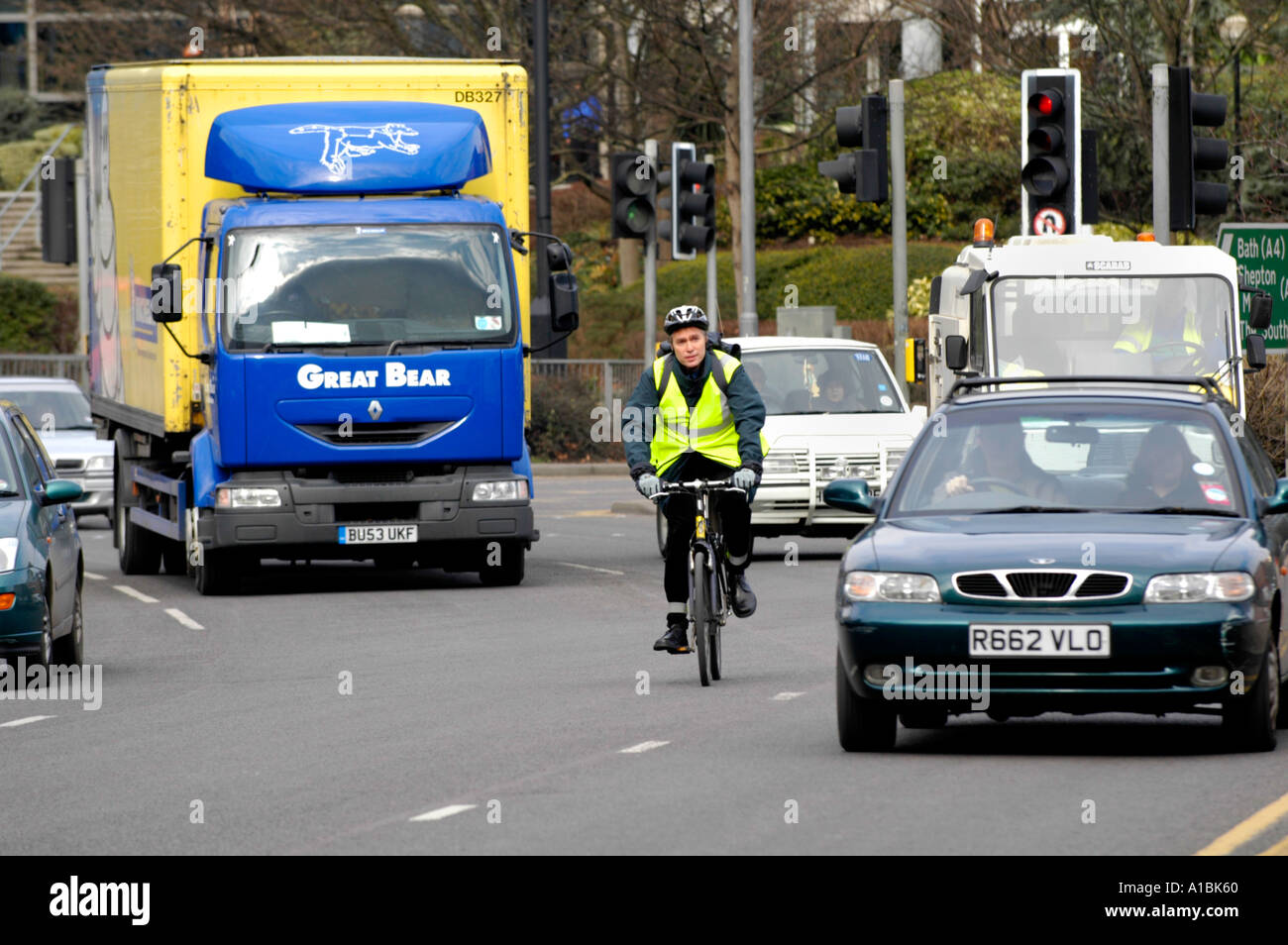 Radfahrer im Straßenverkehr im Stadtzentrum von Bristol England UK Stockfoto