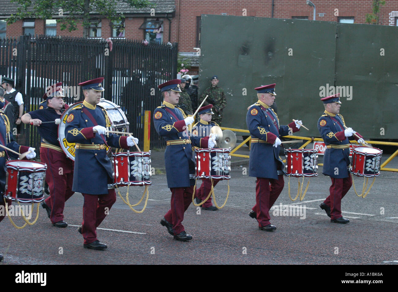 umstrittene Loyalist orange Band-Parade Tour des Nordens wird abgeschirmt vom katholischen Gegenden von Belfast, Northern Ireland Stockfoto umstrittene Loyalist orange Band-Parade Tour des Nordens wird abgeschirmt vom katholischen Gegenden von Belfast, Northern Ireland Stockfoto