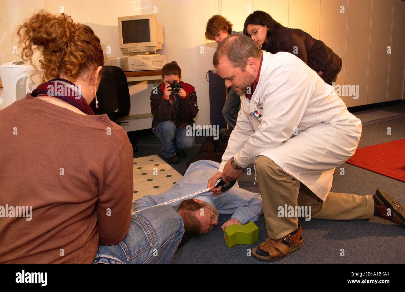 Studenten, die gerade einer forensische Wissenschaft Demonstration an der Universität von westlich von England Bristol UK Stockfoto