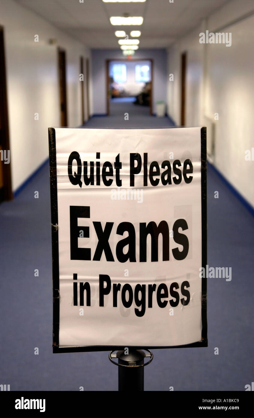 Generische Bild von Schule oder Universität Korridor mit Schild mit der Aufschrift ruhig bitte Prüfungen IN PROGRESS Stockfoto