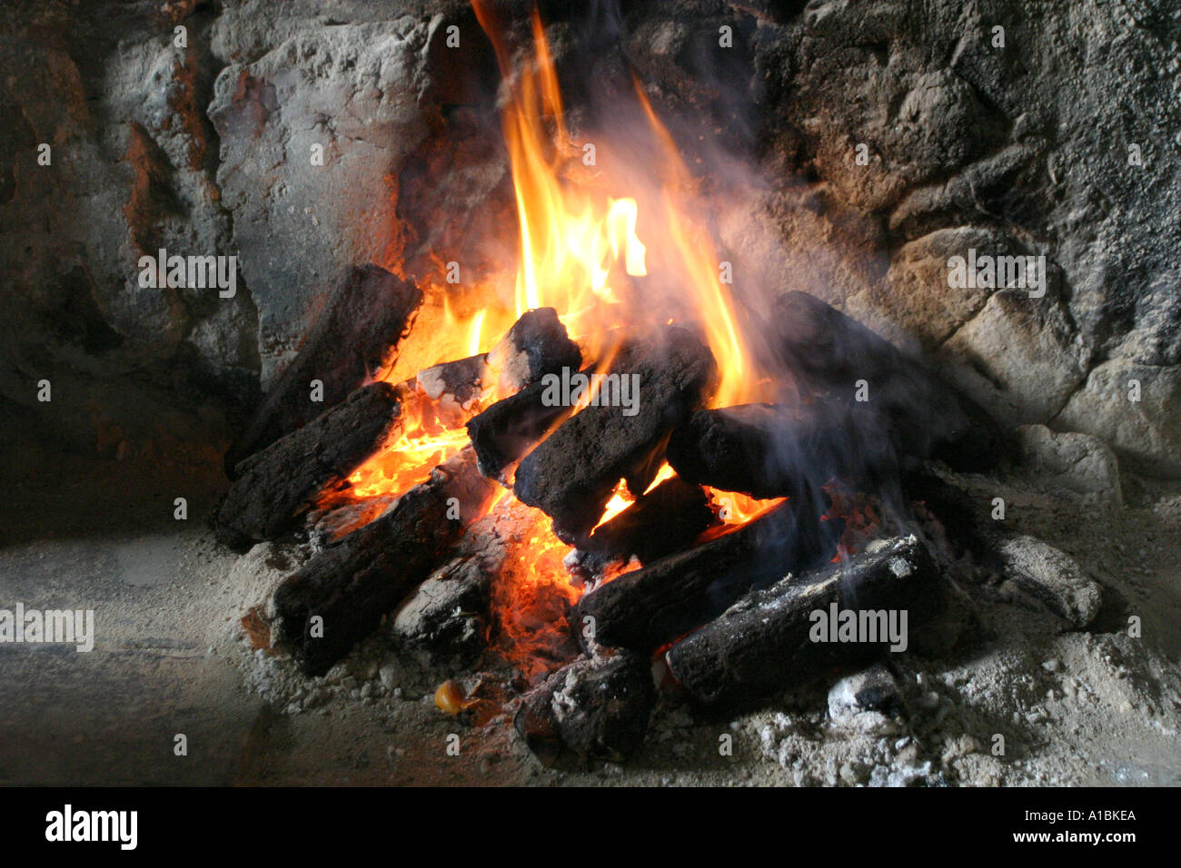 Flammen, die aus einem brennenden Torf Torffeuer in einem traditionellen irischen Reetdachhaus Rost County Down Northern Ireland Stockfoto