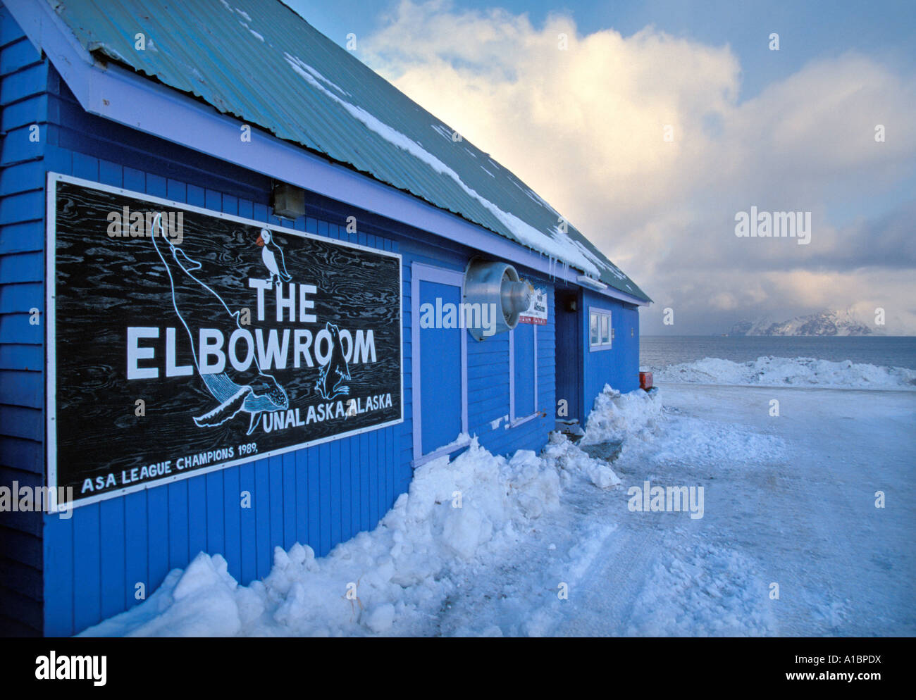 Einst bekannt als die gefährlichsten Bar in Amerika, wartet The Elbow Room das nächste Opfer an der eisigen Küste von Dutch Harbor, Alaska Stockfoto