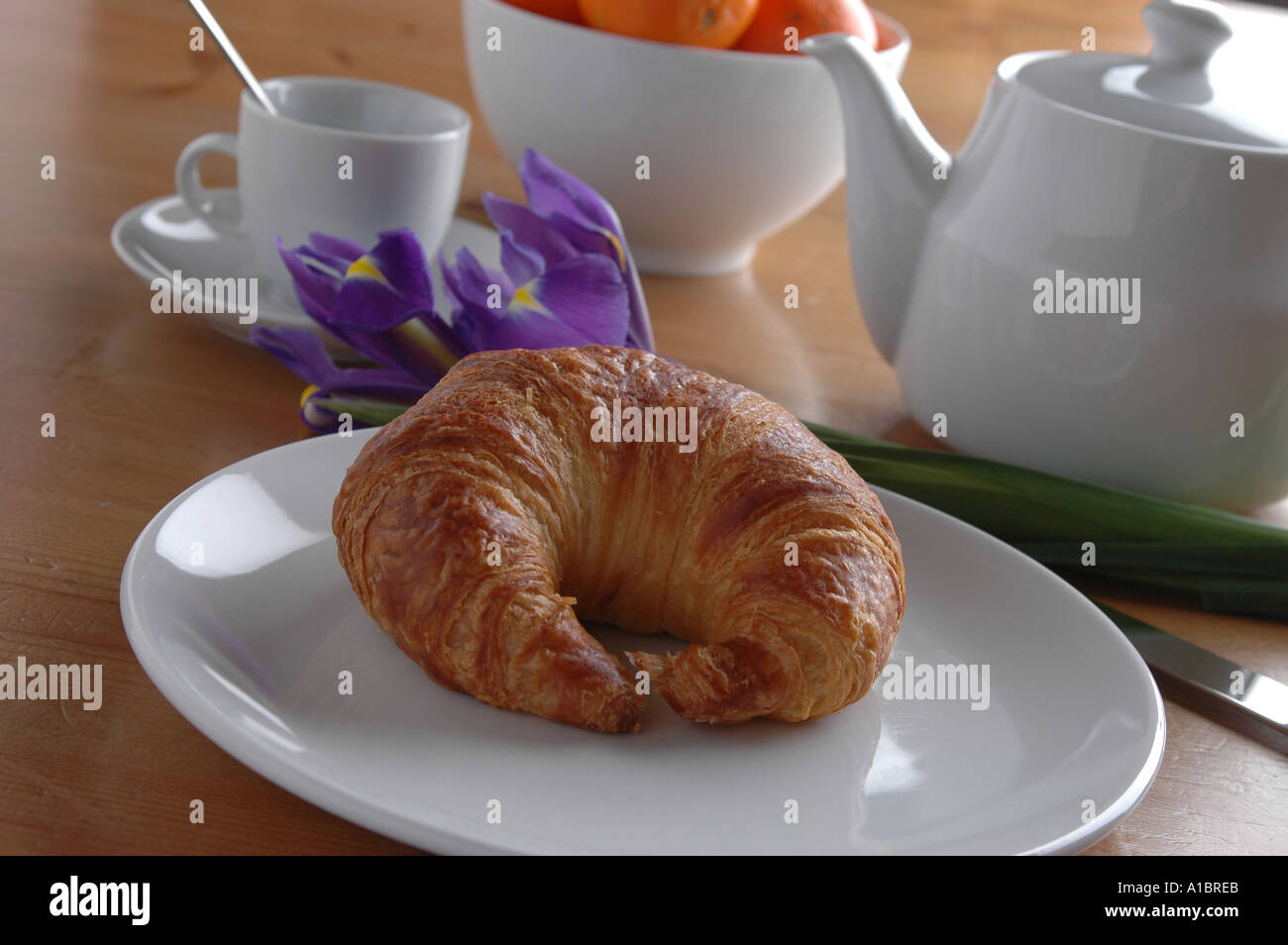 kontinentales Frühstück mit Croissant und Tee Stockfoto