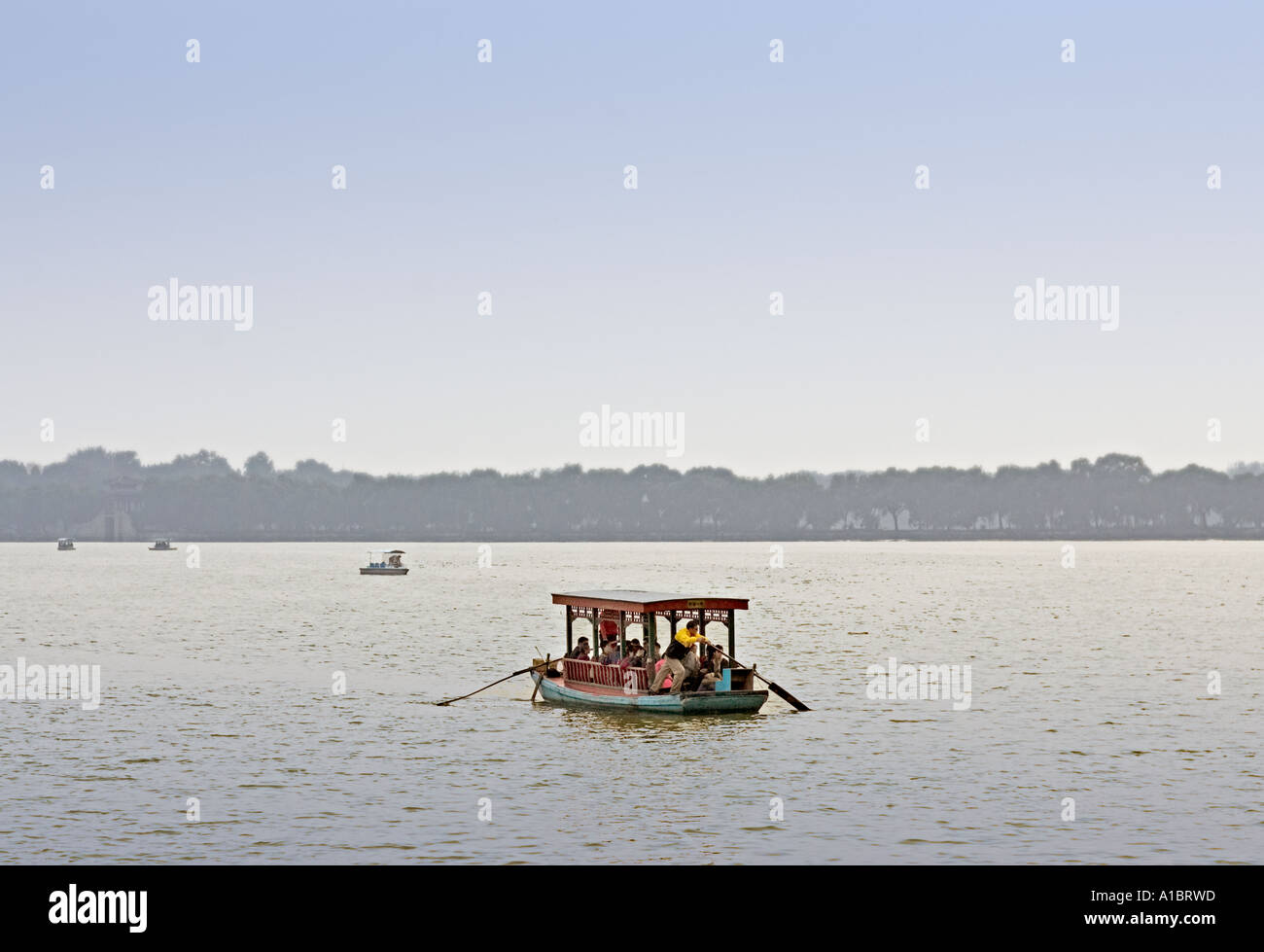 CHINA Peking der Sommer Palast Yiheyuan wo die kaiserlichen Pavillons und Paläste in Kunming Lake.Tourist Ruderboote zu mieten Stockfoto