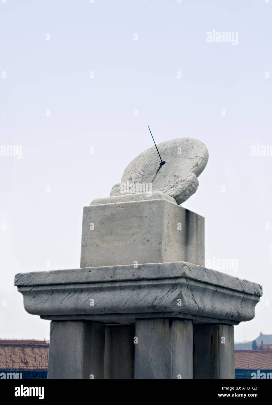 CHINA Peking die Verbotene Stadt Marmor Sonnenuhr steht im Hof vor der Palast der Himmlischen Reinheit Qianqinggong Stockfoto