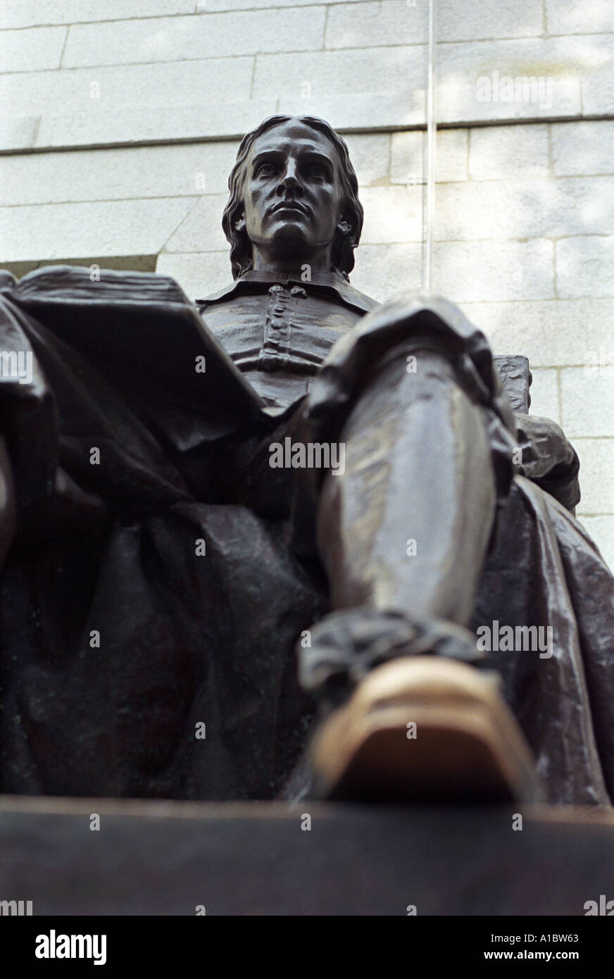 Die Statue des Gründers John Harvard in Harvard University Cambridge, Massachusetts Stockfoto Die Statue des Gründers John Harvard in Harvard University Cambridge, Massachusetts Stockfoto