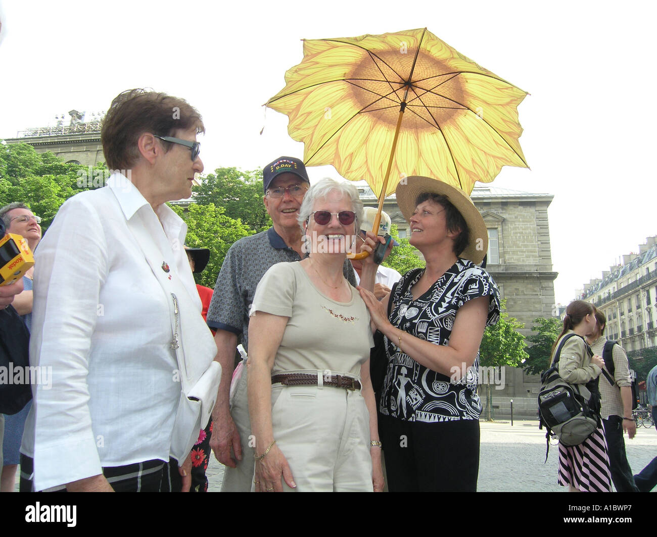 Reiseführer mit Regenschirm Touristen in Paris zeigen Stockfoto
