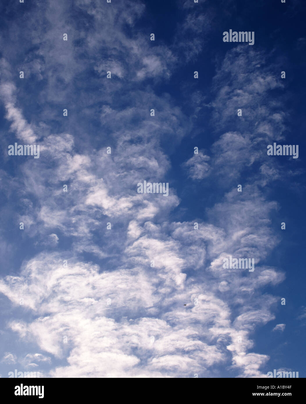 Weiße Wolken vor blauem Himmel Stockfoto