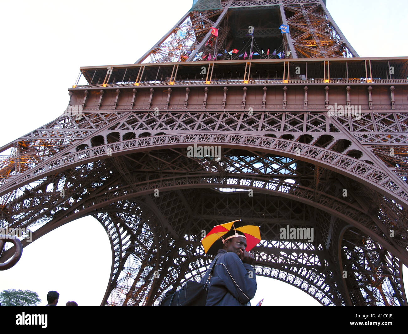 Afrikanische Straße Verkäufer unter Eiffelturm Paris Frankreich Stockfoto