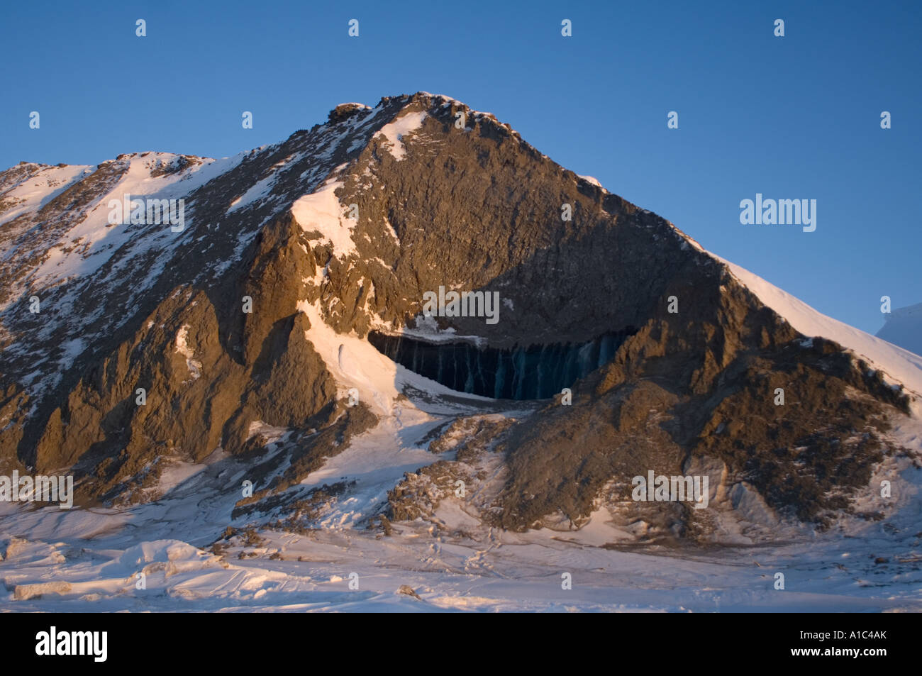 tausend Jahre alten Eis in einer Seite Felswand auf Herschel Island aus der Mackenzie River Delta Yukonterritorium, Kanada Stockfoto