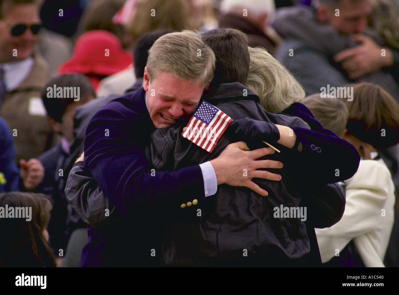 Golfkrieg ex POW Colonel David Eberly wird von seinem Sohn Timm links bei der Ankunft an der Andrews Air Force Base Maryland umarmt. Stockfoto