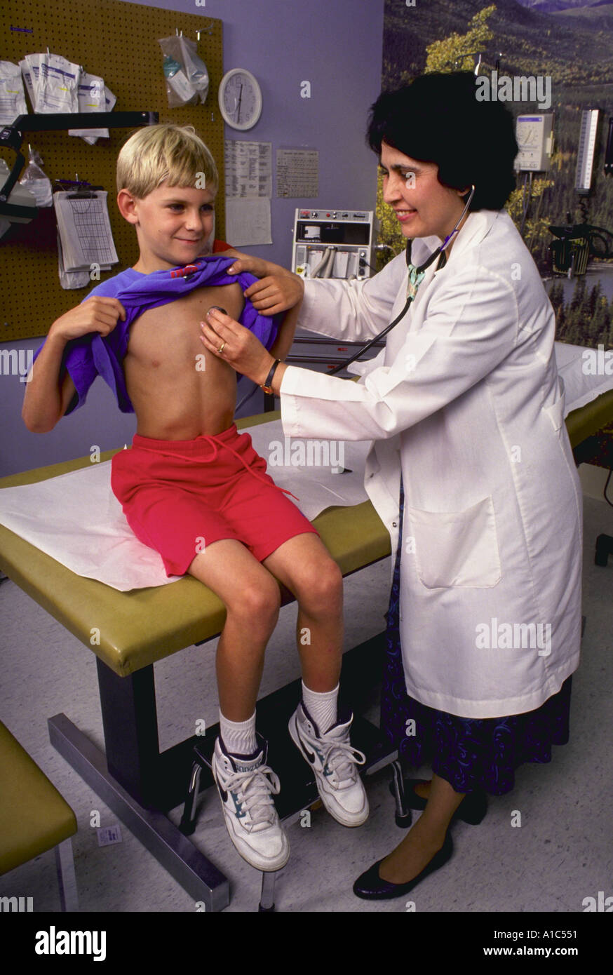 Kinderarzt untersucht junge an der Primus-Klinik in Burke Virginia Modell veröffentlicht Stockfoto