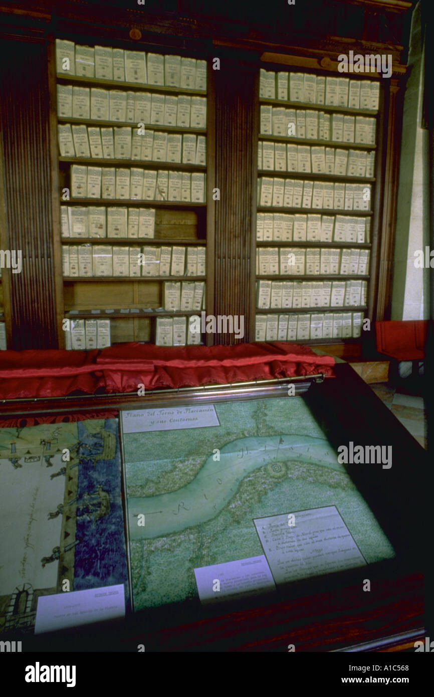 Eine koloniale Karte des Mississippi River in Vitrine mit Regalen von Dokumenten auf Rückseite Stockfoto