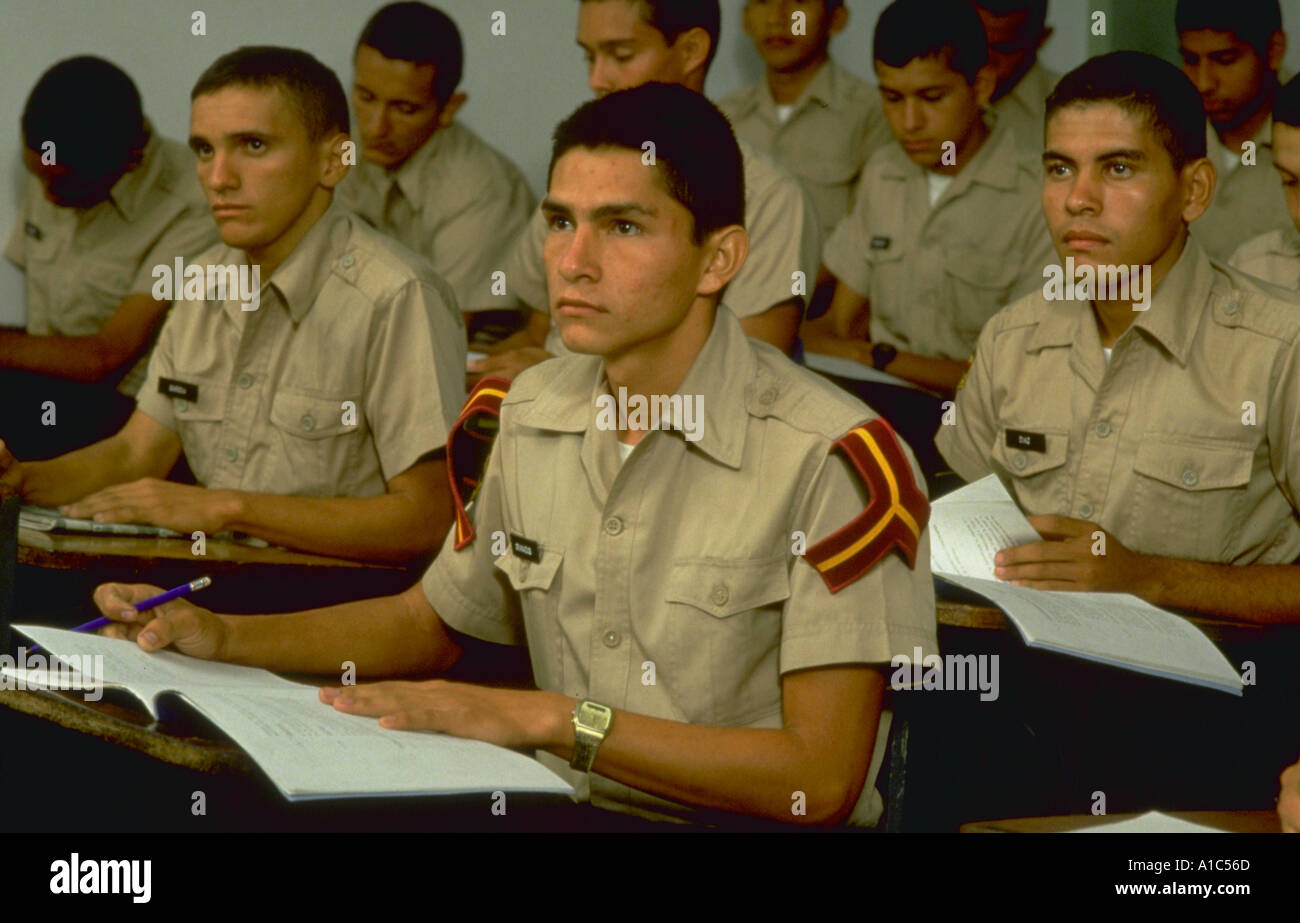 Venezolanischen Nationalgarde Kadetten am Schreibtisch im Klassenzimmer an die National Guard Academy Cordero Tachira staatlichen venezolanischen Anden Stockfoto