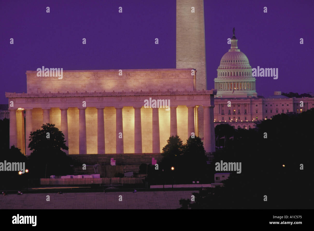 Blick nach Osten auf der Mall in Washington DC mit dem Lincoln Memorial Washington Monument und U Capitol Gebäude in der Dämmerung Stockfoto