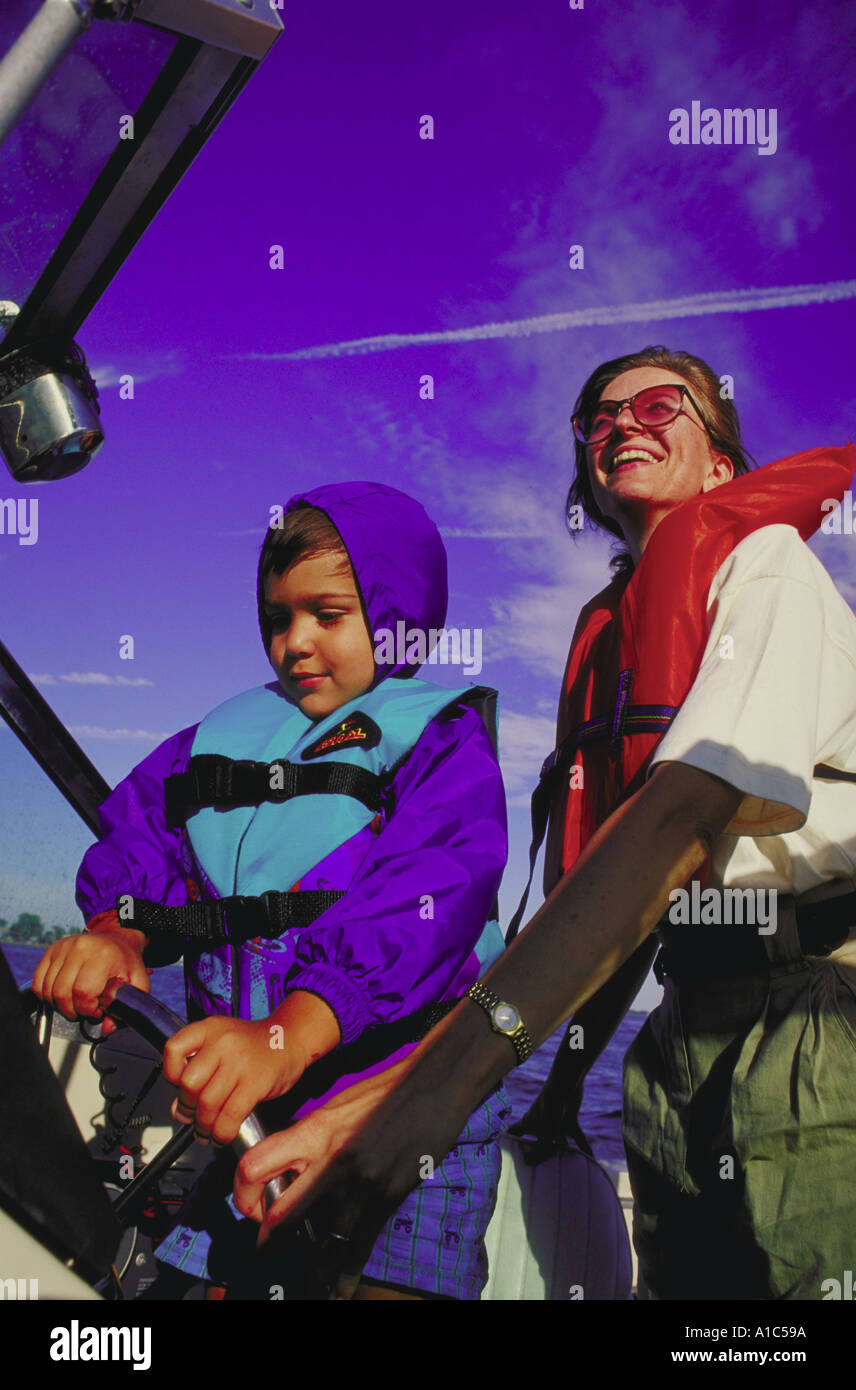 Mutter und Sohn Motorboot fahren Stockfoto