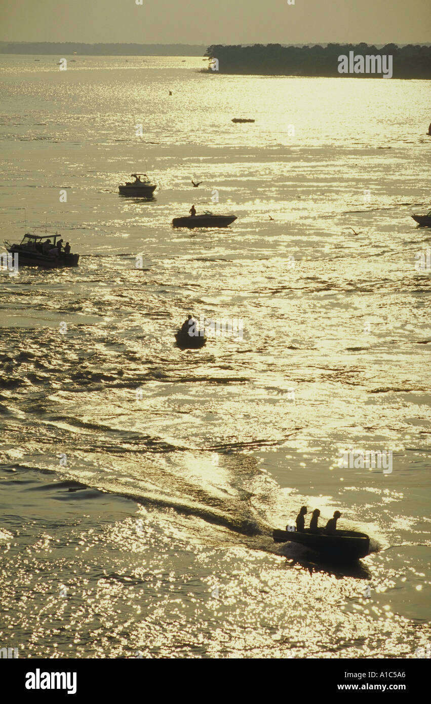 Silhouette der Motorboote auf dem Wasser bei Sonnenuntergang Stockfoto