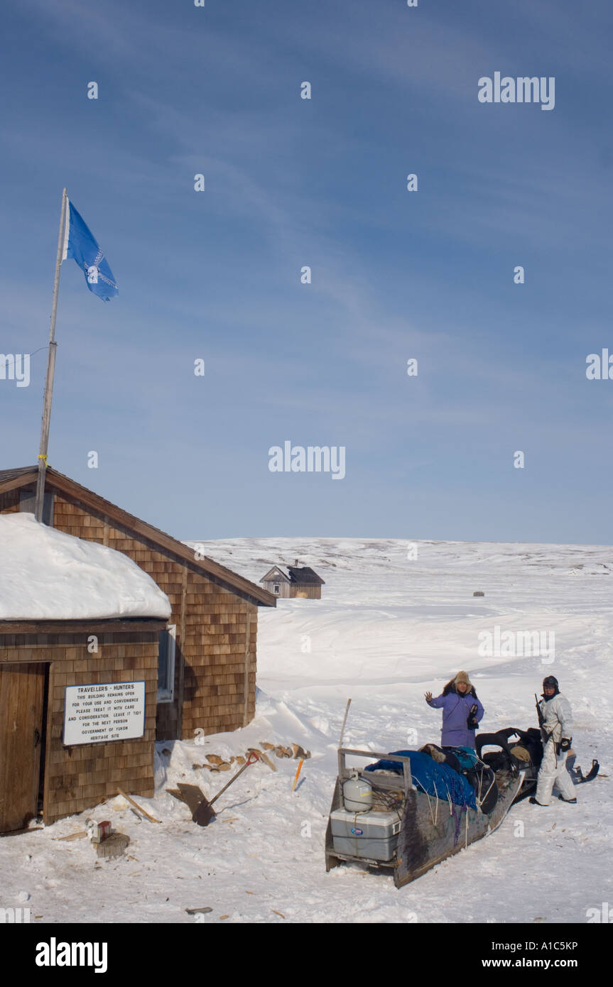 Inupiat paar vorbereiten lassen die Jäger und Trapper Kabine auf Herschel Island Yukon Territory Kanada Stockfoto