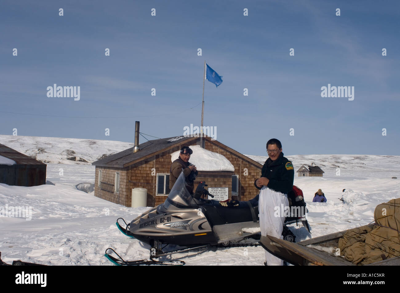 außerhalb der Jäger und Fallensteller Kabine auf Herschel Island aus der Mackenzie River Delta Yukon Territorium, Kanada Stockfoto
