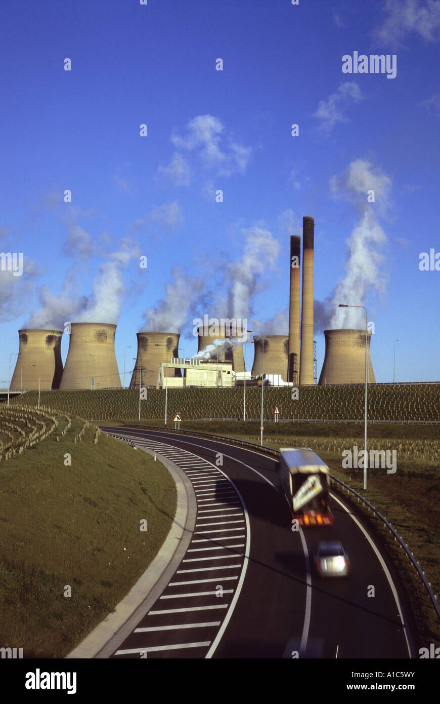 Fahrzeuge fahren auf der Autobahn M62 an Holmfield Kreuzung mit der A1/M1 von Ferrybridge Kraftwerk Yorkshire uk Stockfoto