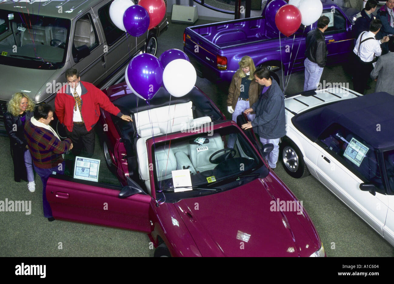Draufsicht des Kunden Verkäufer und Neuwagen in Händler Showroom an Ted Britt Ford Fairfax Virginia Stockfoto