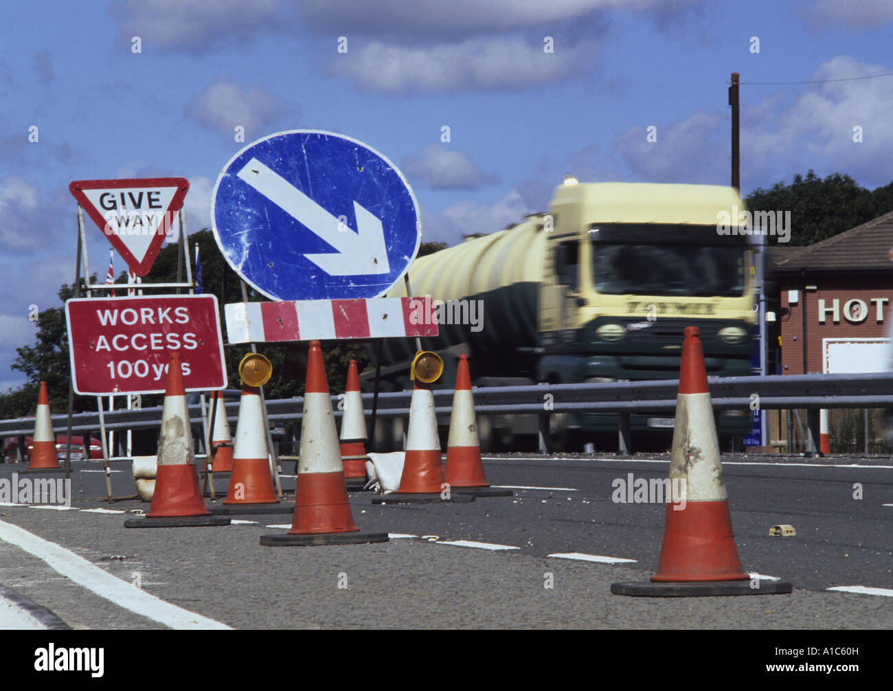 LKW auf der Durchreise Baustellen auf zweispurigen Leeds Yorkshire uk Stockfoto