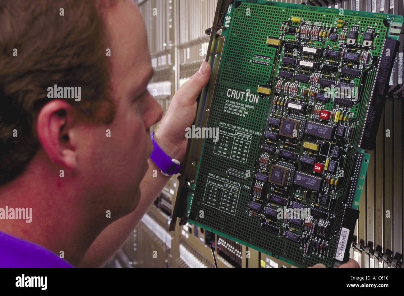 Ein MCI-Corporation-Techniker überprüft ein Cicuit Board in eine neue Telefonvermittlungsstelle in Baltimore Maryland Stockfoto