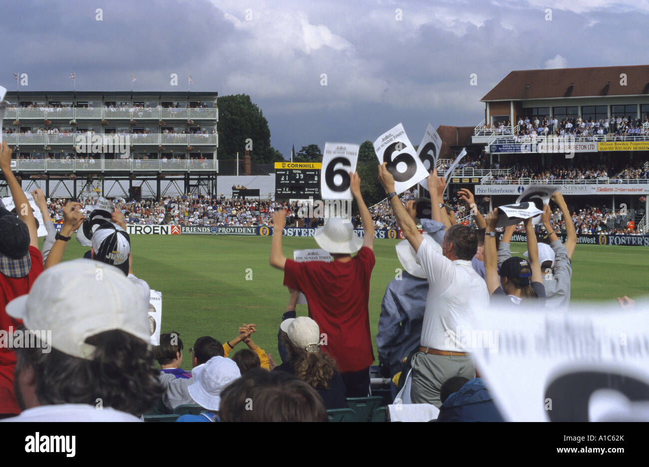 Zuschauern feiern sechs Boden geschlagen England V Australien Asche Testspiel in Headingley Cricket Leeds Yorkshire uk Stockfoto